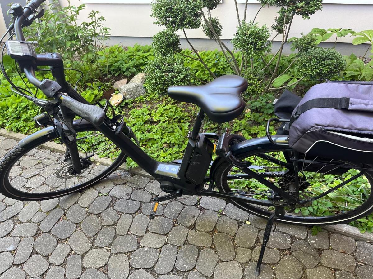 Fewo Mit 3 Sz, Direkte Innenstadtlage, Suedterrasse, Parkplatz Auf Dem Eigenem Privatgrundstueck, 2X E-Bike Und E-Autoladesaeule Inklusive, Konzertkirche, Schauspielhaus, Fh, Jahnsportforum Sowie Der Tollensesee Sind Fusslaeufig In Ein Paar Minuten E 新勃兰登堡 外观 照片